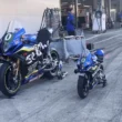 doua motociclete una albastra una mini pe circuti