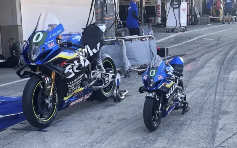 doua motociclete una albastra una mini pe circuti