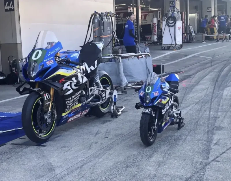 doua motociclete una albastra una mini pe circuti