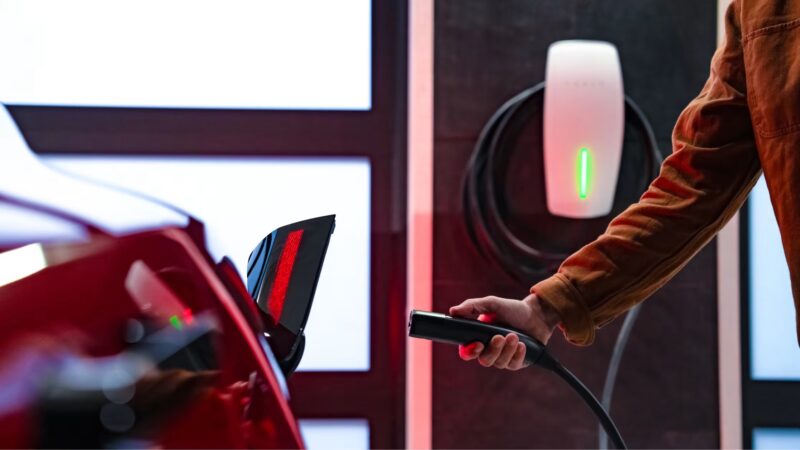 Tesla alimentată de Tesla Electric
