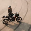 motocicleta si motociclist fotografiati de sus