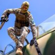militar ucrainean care distruge drone dintr-un avion