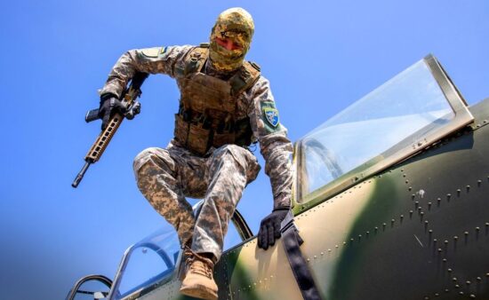 militar ucrainean care distruge drone dintr-un avion