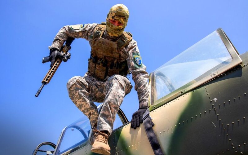 militar ucrainean care distruge drone dintr-un avion