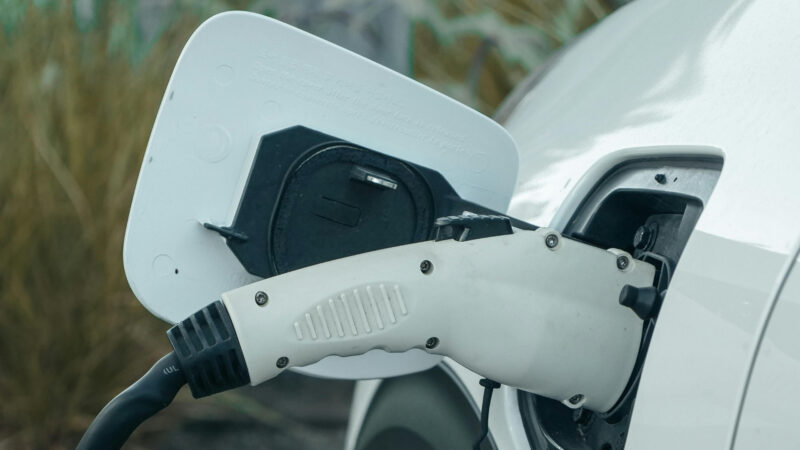 vehicul electric la incarcare