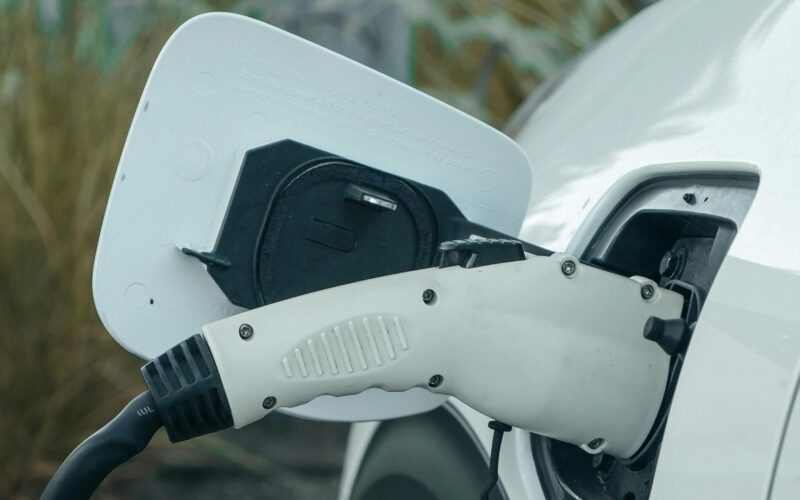 vehicul electric la incarcare