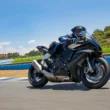 motocicleta super sport de culoare albastra surprinsa pe circuit de viteza