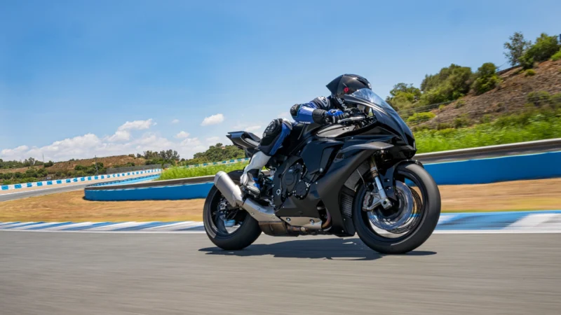 motocicleta super sport de culoare albastra surprinsa pe circuit de viteza