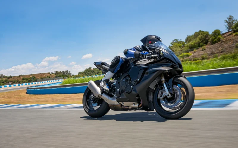 motocicleta super sport de culoare albastra surprinsa pe circuit de viteza