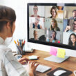 o femeie participa la o sedinta online