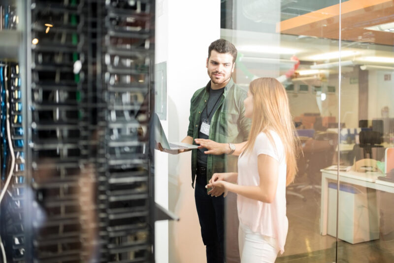 doi angajati discuta langa un server