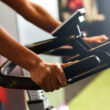 un barbat foloseste o bicicleta statica