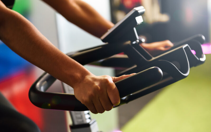 un barbat foloseste o bicicleta statica