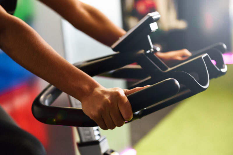 un barbat foloseste o bicicleta statica
