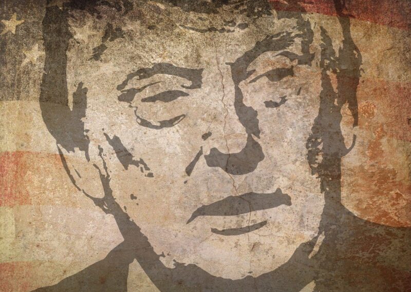 Trump spune că rețelele de televiziune care îl critică ar trebui să-și piardă licențele