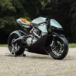 motocicleta futurista de viteza cu padure in fundal