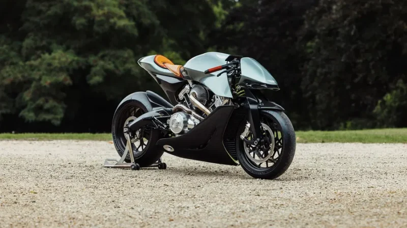 motocicleta futurista de viteza cu padure in fundal