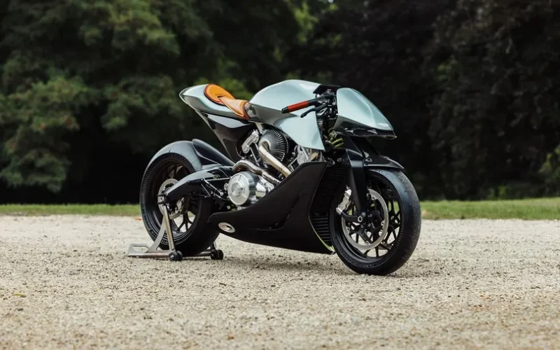 motocicleta futurista de viteza cu padure in fundal