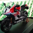motocicleta super sport in 3 culori pe stand