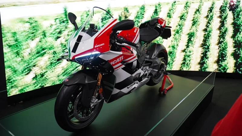 motocicleta super sport in 3 culori pe stand