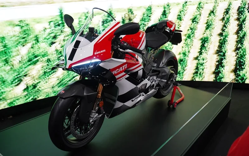 motocicleta super sport in 3 culori pe stand