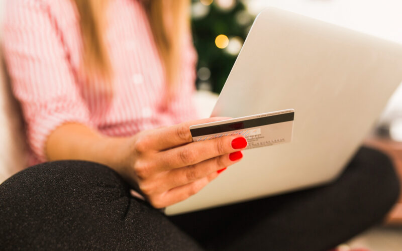 o femeie face cumparaturi online