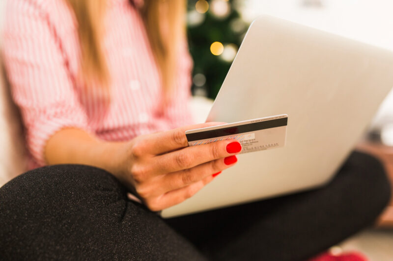 o femeie face cumparaturi online