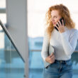 o femeie vorbeste la un telefon mobil