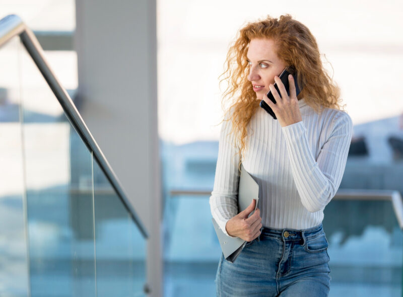 o femeie vorbeste la un telefon mobil