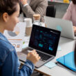 investitori discuta pe baza unor date