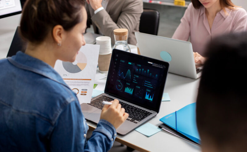 investitori discuta pe baza unor date