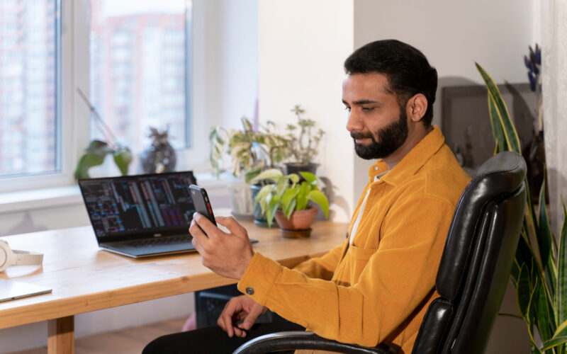 un programator indian foloseste un smartphone