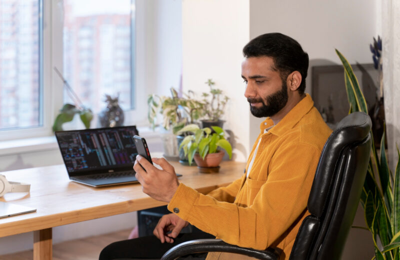 un programator indian foloseste un smartphone