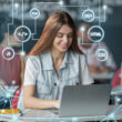 o tanara face programare pe un laptop