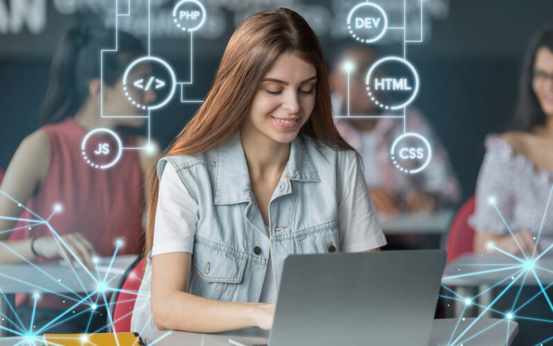 o tanara face programare pe un laptop