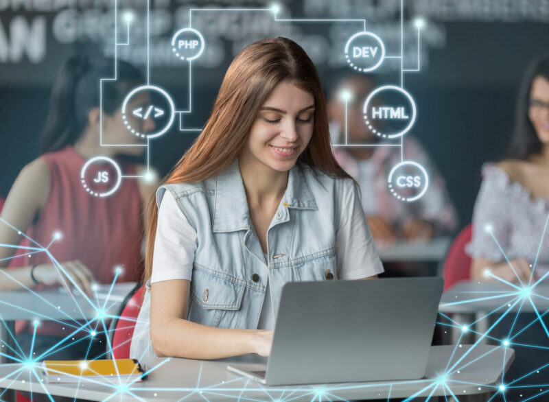 o tanara face programare pe un laptop