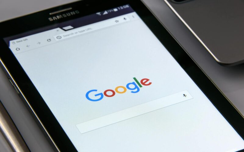 Penske Media, proprietarul Rolling Stone, Billboard și Variety, dă în judecată Google pentru rezumatele AI