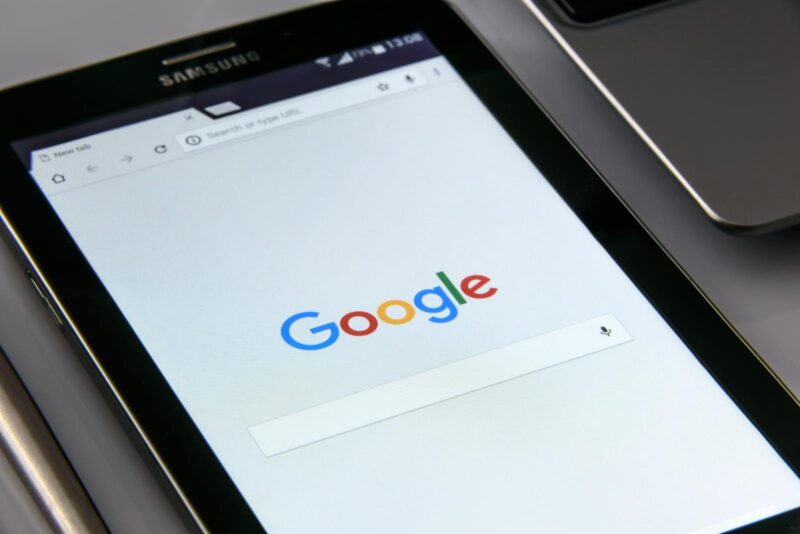 Penske Media, proprietarul Rolling Stone, Billboard și Variety, dă în judecată Google pentru rezumatele AI