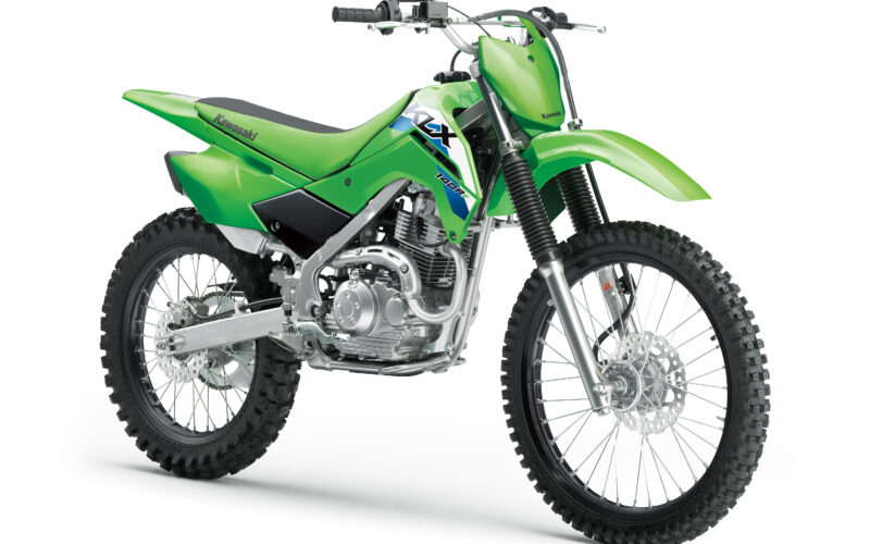 Motocicleta enduro de culoare verde pe fundal alb