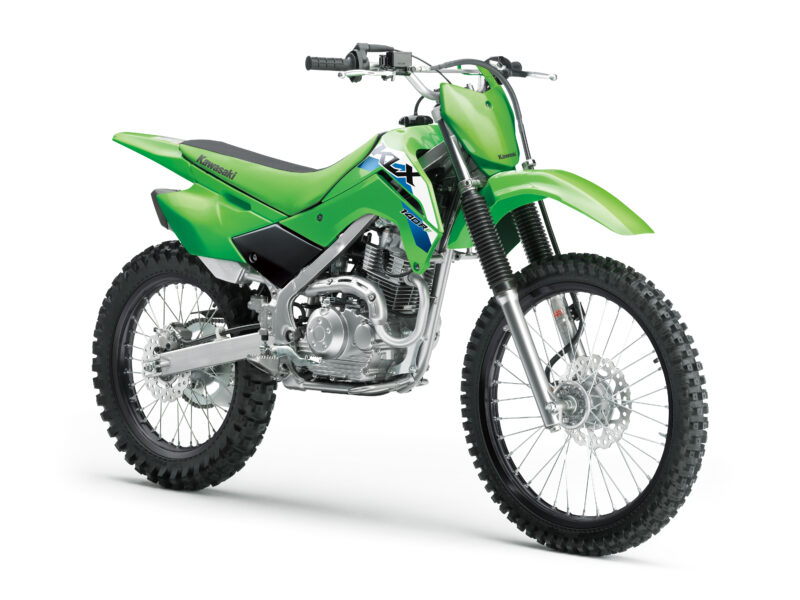 Motocicleta enduro de culoare verde pe fundal alb