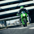 motocileta sport de culoare verde suprinsa intr-o parcare