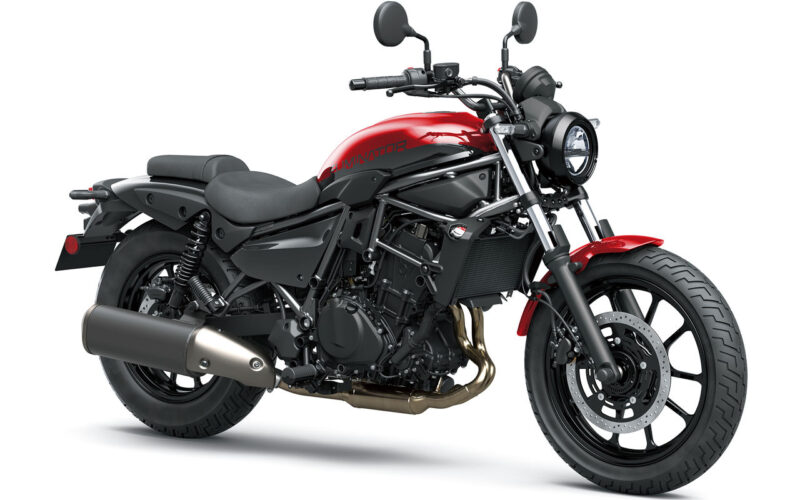 motocicleta cruiser de culoare rosu cu negru pe fundal alb