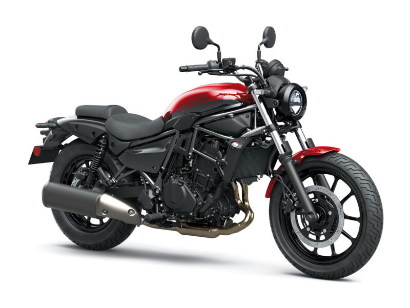motocicleta cruiser de culoare rosu cu negru pe fundal alb
