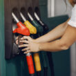 femeie la o statie de benzina