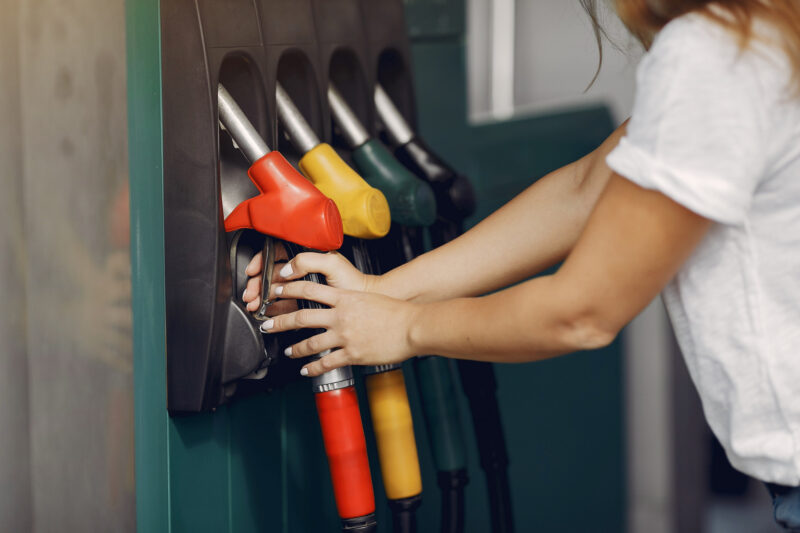 femeie la o statie de benzina