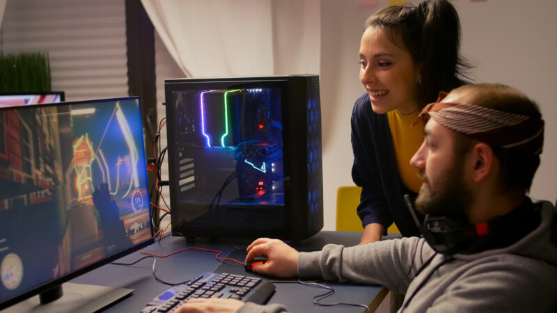dezvoltatori de jocuri video testeaza un joc la un pc