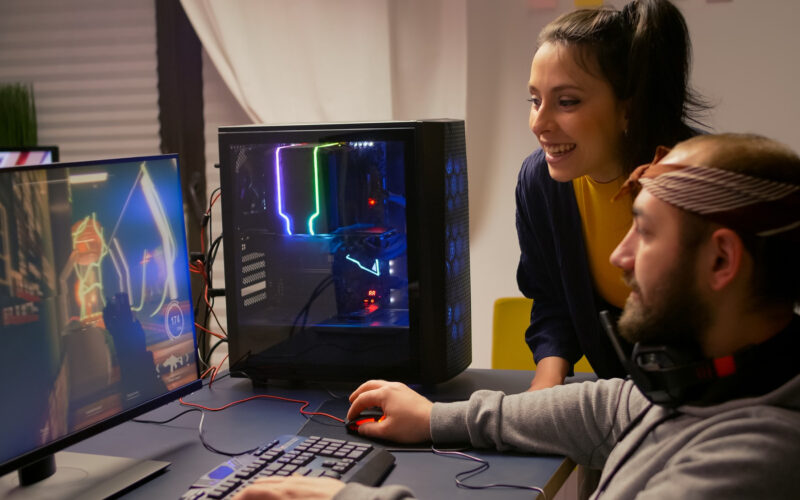 dezvoltatori de jocuri video testeaza un joc la un pc