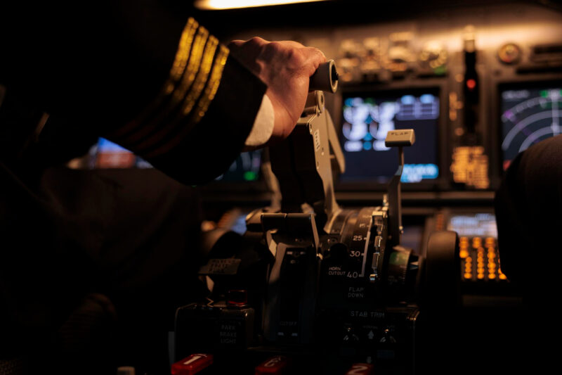 un pilot foloseste maneta de gaze a avionului