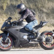 motocicleta super sport de culoare neagra