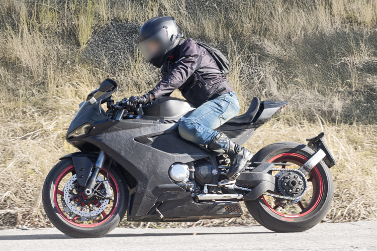 motocicleta super sport de culoare neagra